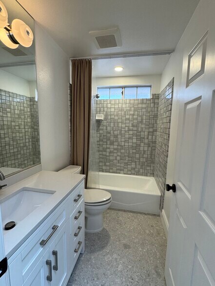 Full size family bathroom - 2220 Curtis Ave