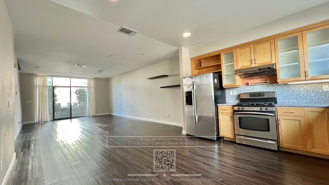 Building Photo - Contemporary Townhouse Living at Its Finest