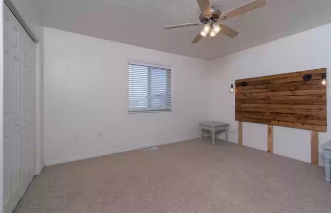 Building Photo - 2 bed 1.5 bath unit in the Meadows-$100 of...