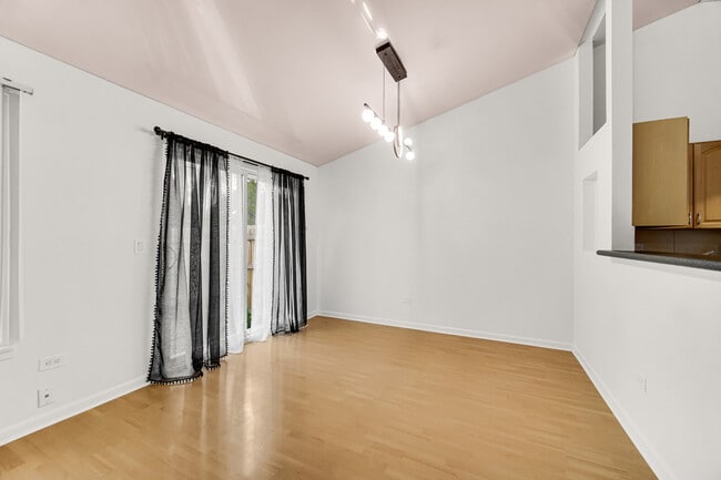 Building Photo - 533 Lyon Dr