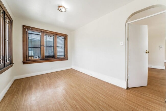 Building Photo - 3402 Roehl Ave