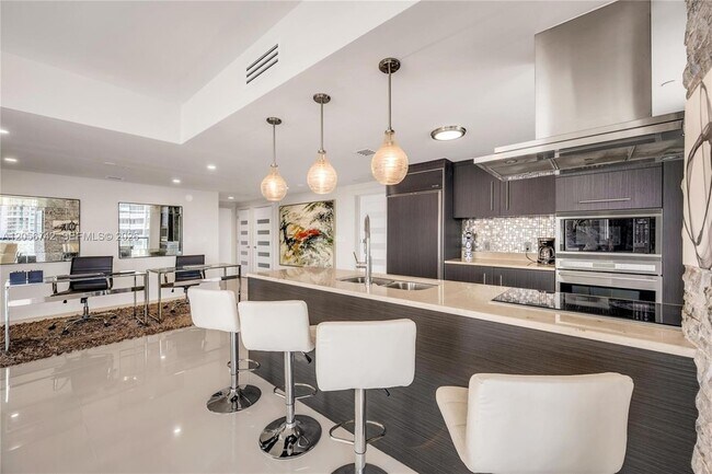 Building Photo - 495 Brickell Ave