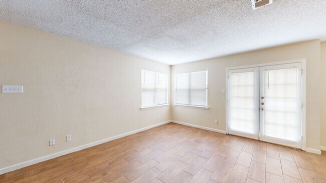 Building Photo - 2211 Hilltop Loop