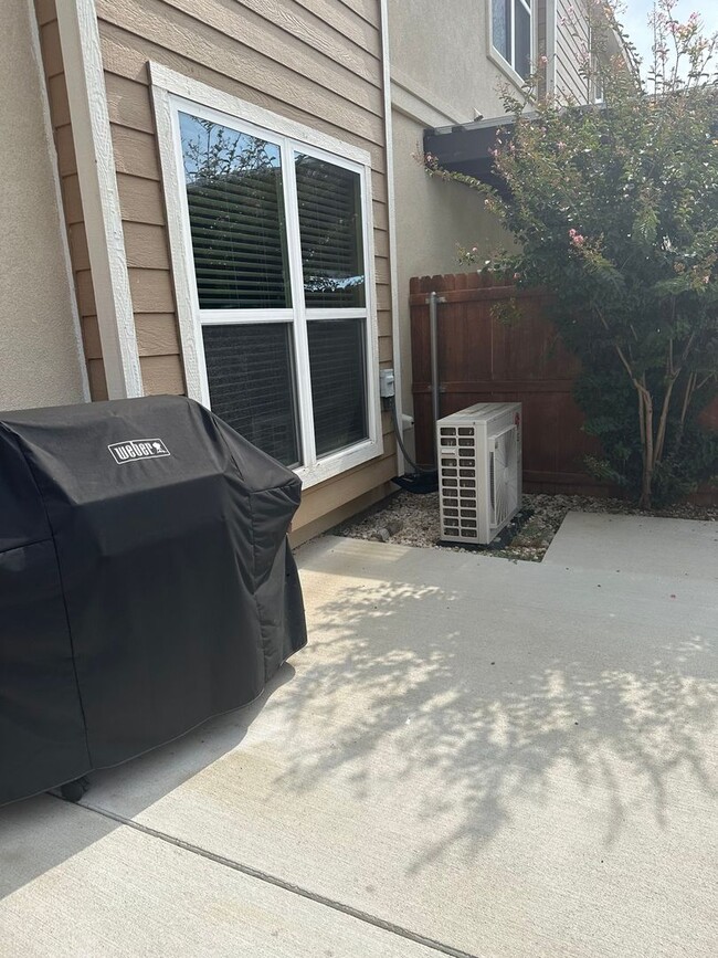 Building Photo - 3/2.5 Townhome in Burleson