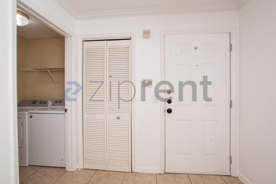 Building Photo - Unit 132