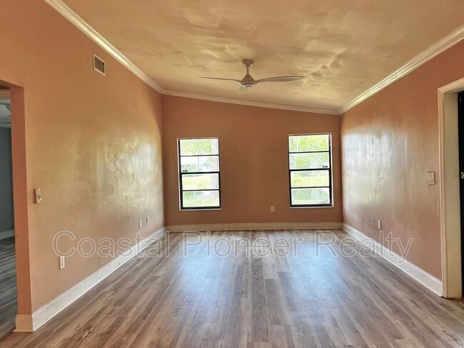 Building Photo - 3233 Oakwood Pl
