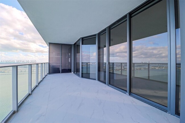 Building Photo - 700 NE 24th St