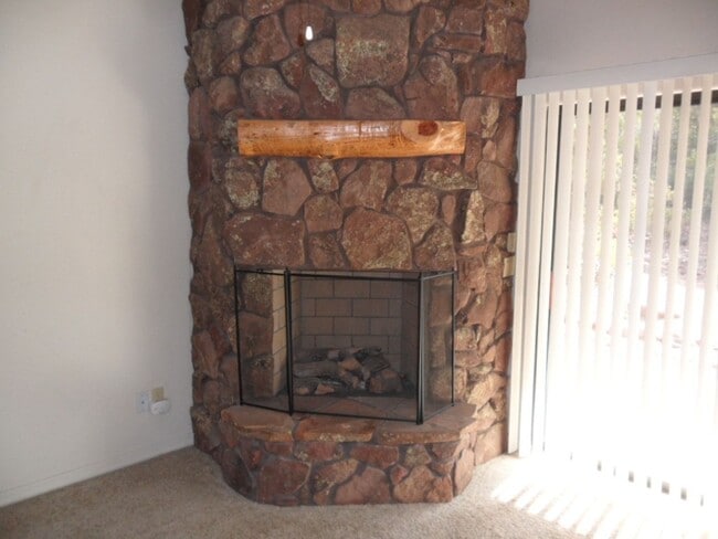 Building Photo - 2 bed / 2 bath - 2 car attached garage