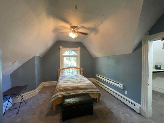 Building Photo - Cozy 1 bed/1 bath upstairs near the heart ...