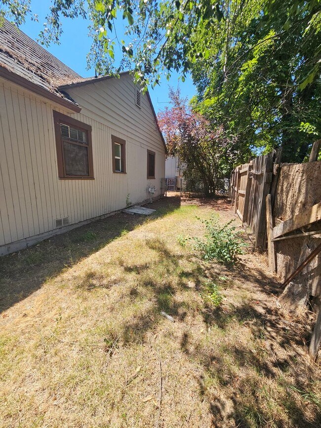 Building Photo - Charming 2 Bedroom Home!