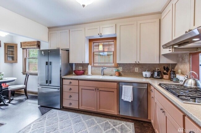 Building Photo - Stunning 3bed/3.5bath Brick Home in Ballard!