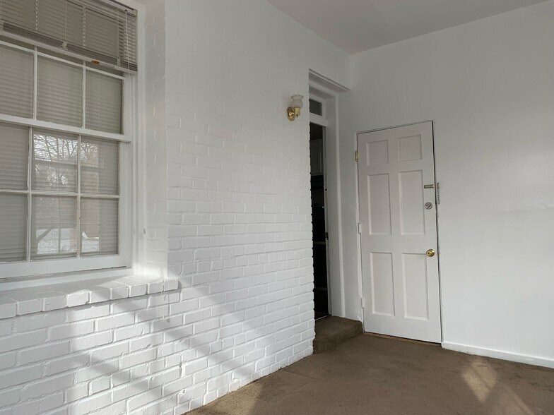 Building Photo - 4034 Calvert St NW