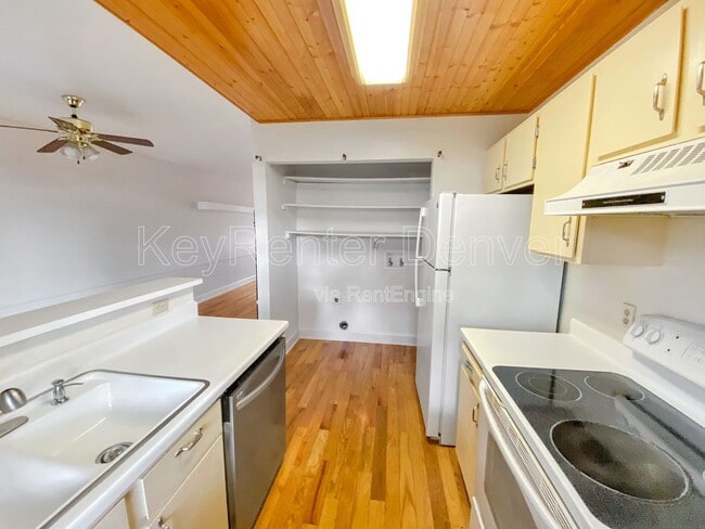 Building Photo - 10587 W Maplewood Dr