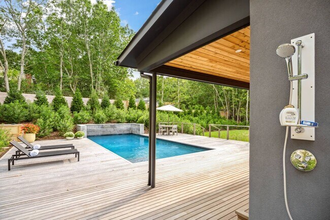 Building Photo - 32 Island View Dr W