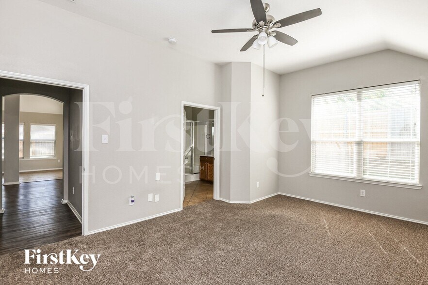 Building Photo - 423 Hackberry Dr