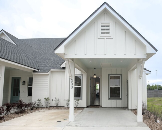 Building Photo - Brand New Single Story Furnished Townhome!