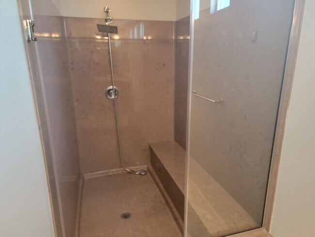 Building Photo - 5 bedroom 3 story home with beautiful remo...