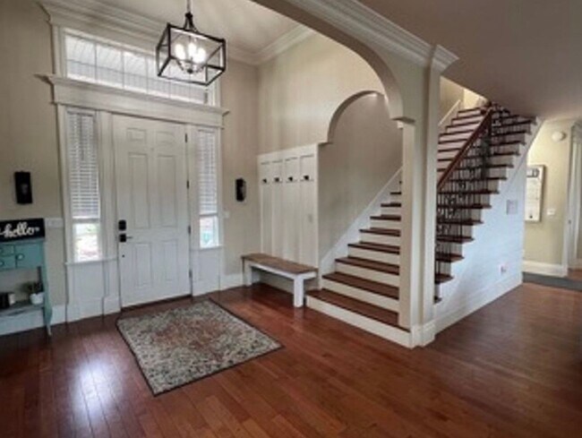 Building Photo - Beautiful, 6 Bedroom Home! 6 or 18 Month Lease!