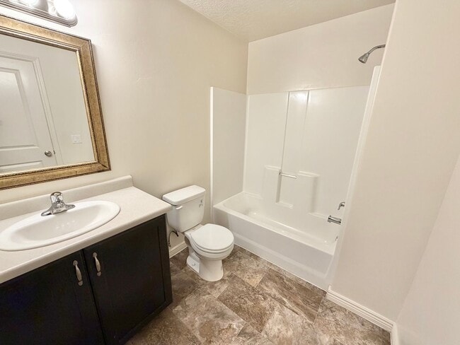 Building Photo - Town home in Little Valley Area. End Unit!!