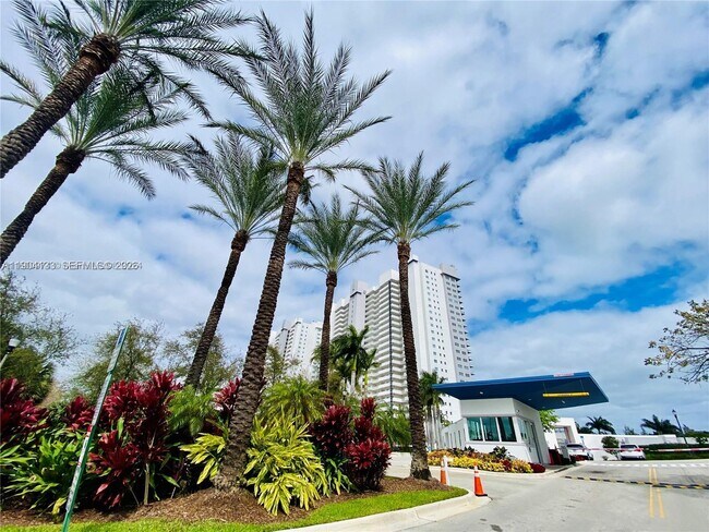 Building Photo - 14951 Royal Oaks Ln