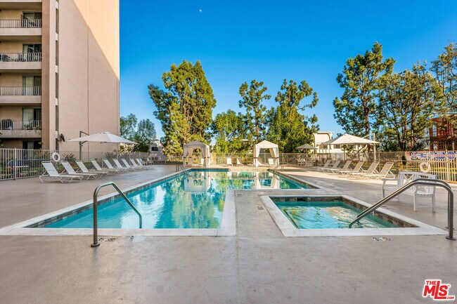 Building Photo - 100 S Doheny Dr