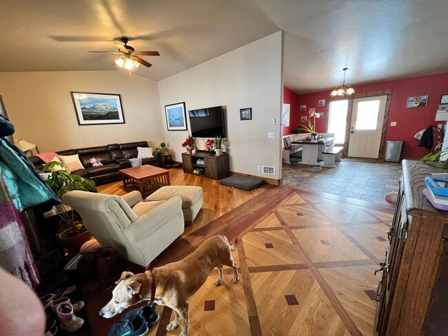 Building Photo - Dog Friendly- 4 Bedroom 3 Bath House with ...