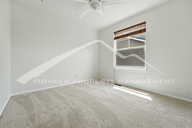 Building Photo - Stunning Home with Washer/Dryer and Centra...