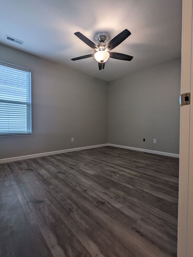 Building Photo - This is the perfect chance to settle into ...