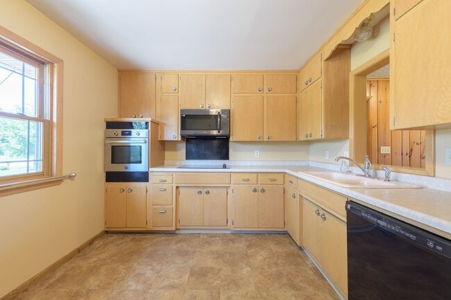 Building Photo - Must see home in mendota heights, huge lot...