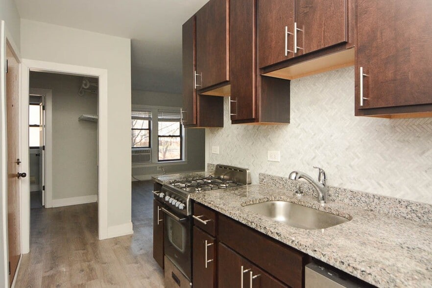 Building Photo - 714 W Brompton Ave