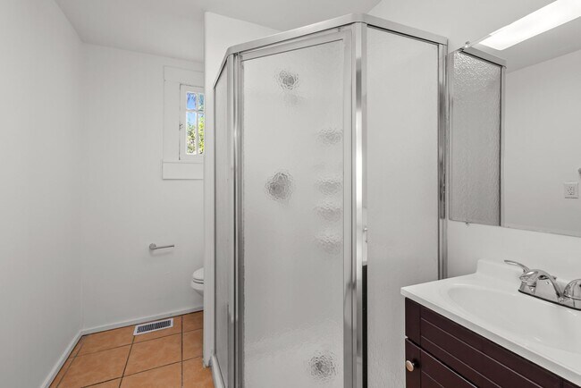 Building Photo - Beautiful 3 Bedroom 2 Bath