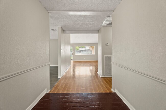 Building Photo - 15911 Mill Point Dr