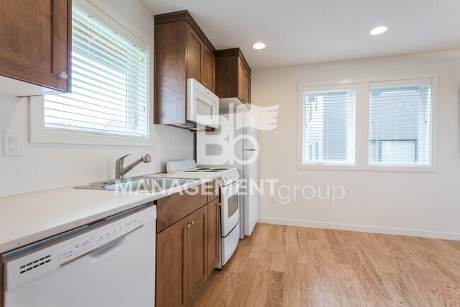 Building Photo - Light & Bright Newer Duplex in Close-in NE...