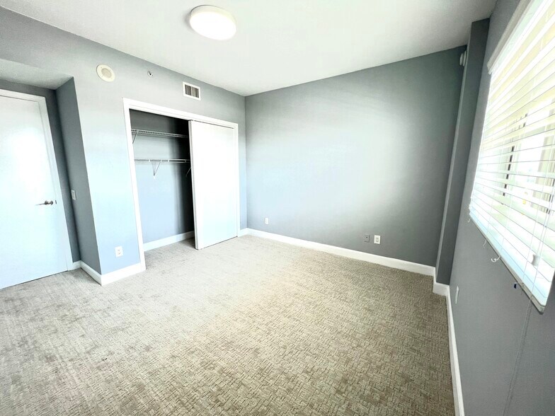 Building Photo - 14951 Royal Oaks Ln