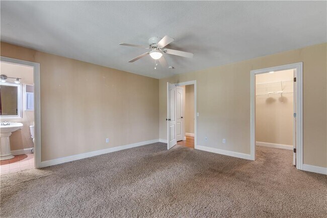 Building Photo - 811 S Riviera Dr