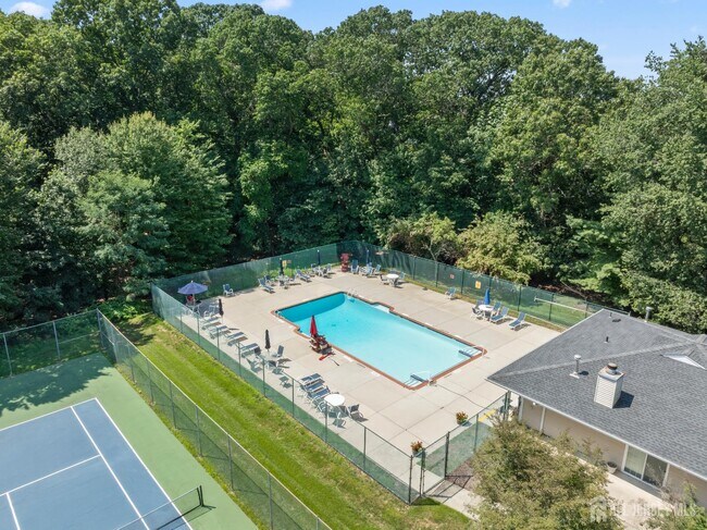 Building Photo - 161 Applegate Ln