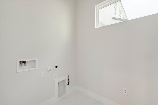 Building Photo - 2725 Bristol Dr