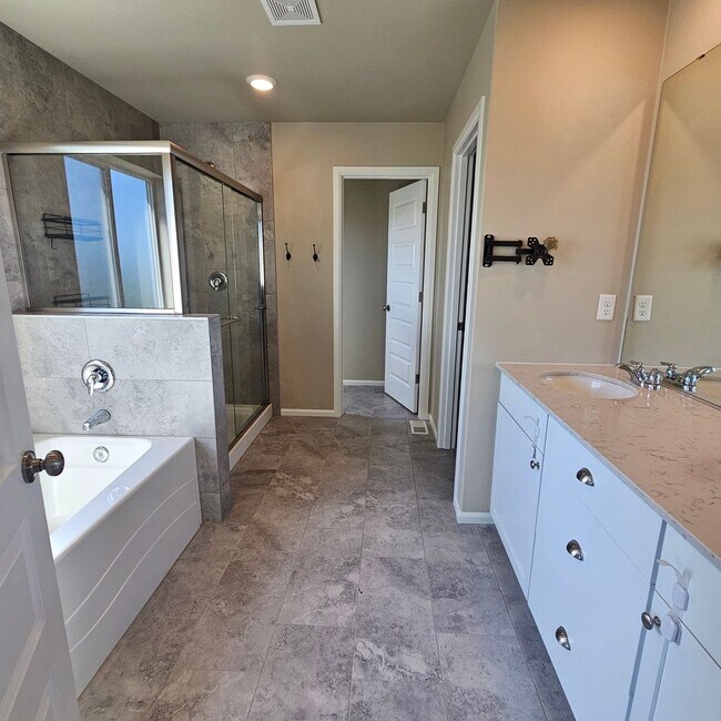 Building Photo - Beautiful 4-Bedroom Home with Spacious Loft, Fenced Yard & More!