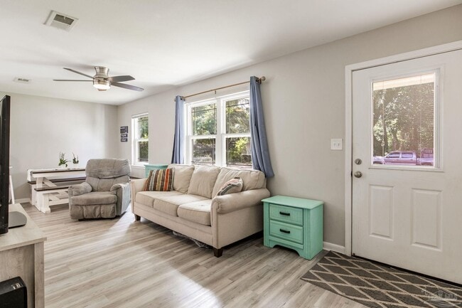 Building Photo - 520 Selina St