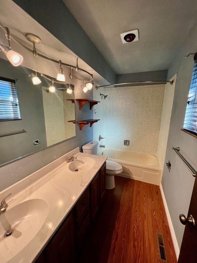 Building Photo - Beautiful 5 Bedroom Ranch Style Home in No...