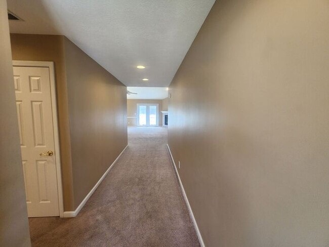 Building Photo - 3 Bedroom On Cul-de-sac, East Side Location