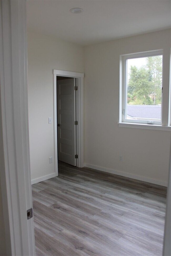 Building Photo - 2 bedroom 2 bathroom Brand New Triplex!