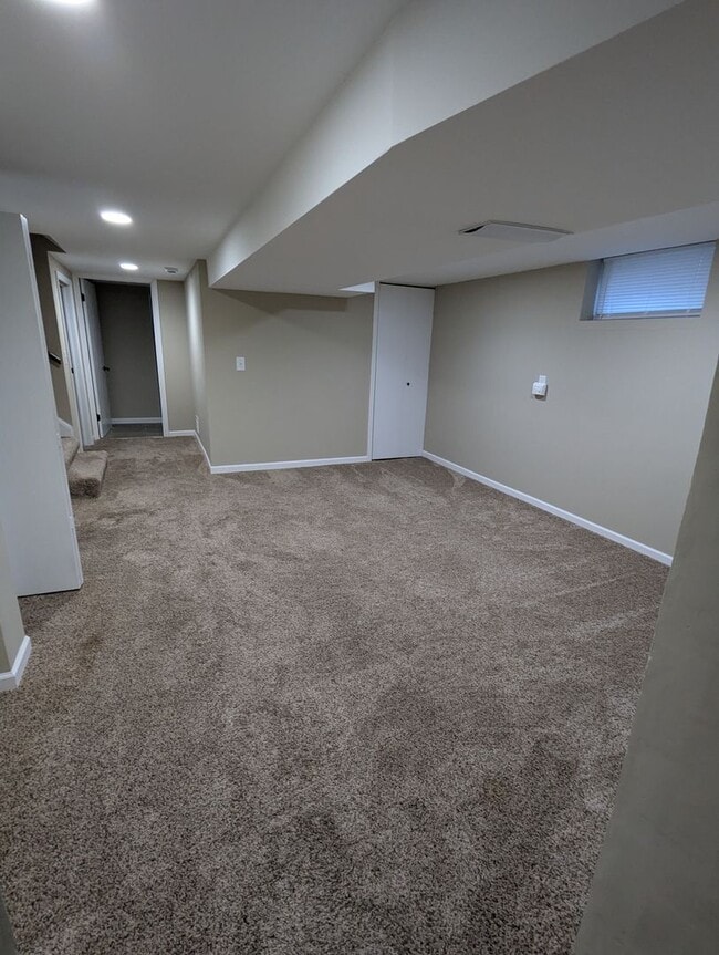 Building Photo - Charming & Spacious Home in the Heart of R...