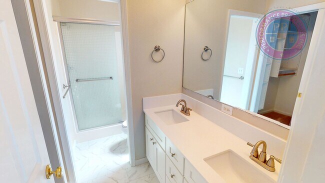 Building Photo - Bethany - Desirable Kaiser Woods / Beautif...