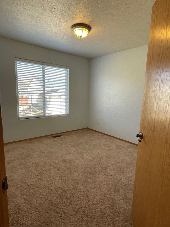 Building Photo - Spacious 4-Bedroom, 3-Bathroom House for Rent