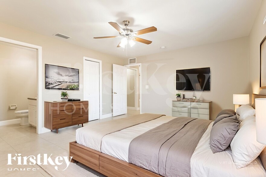 Building Photo - 2031 NE 9th Pl