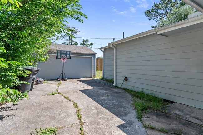 Building Photo - 3853 Rosedale St