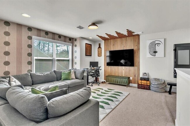Building Photo - 790 Belrose Dr SE