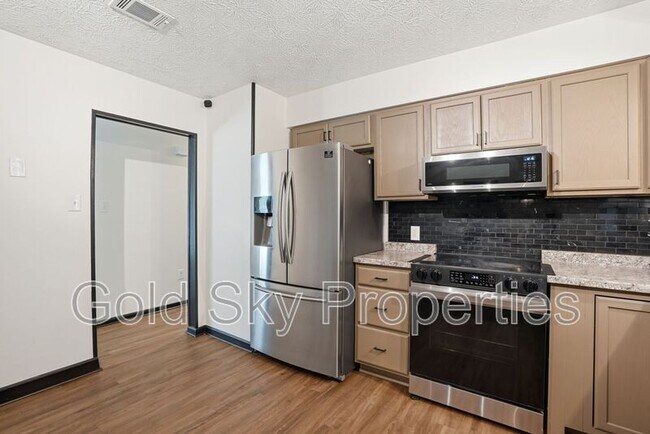 Building Photo - 703 Pineview Ct