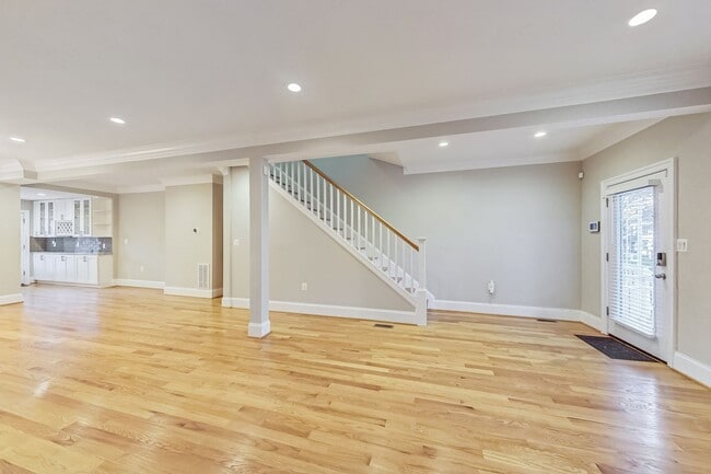 Building Photo - Beautiful TH - 4 bedroom + 3.5 BA - 7 mo -...
